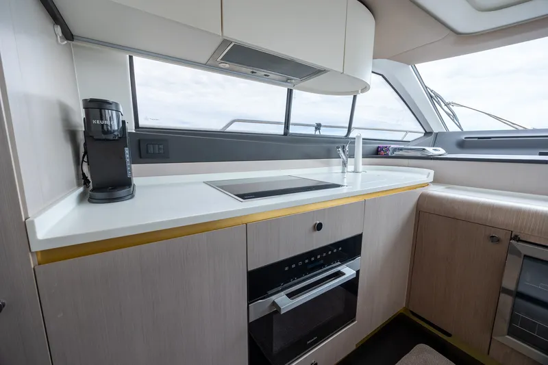 Slide: The Image of Azimut FLY 60 2023 - 37