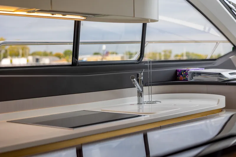 Slide: The Image of Azimut FLY 60 2023 - 38