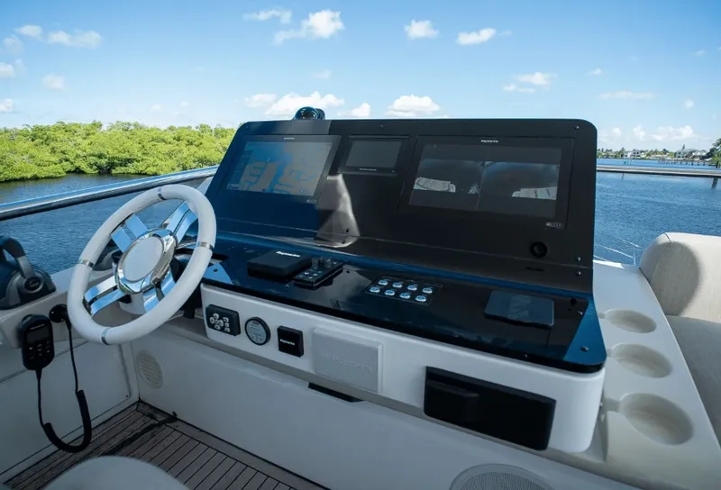 Slide: The Image of Azimut FLY 60 2023 - 19