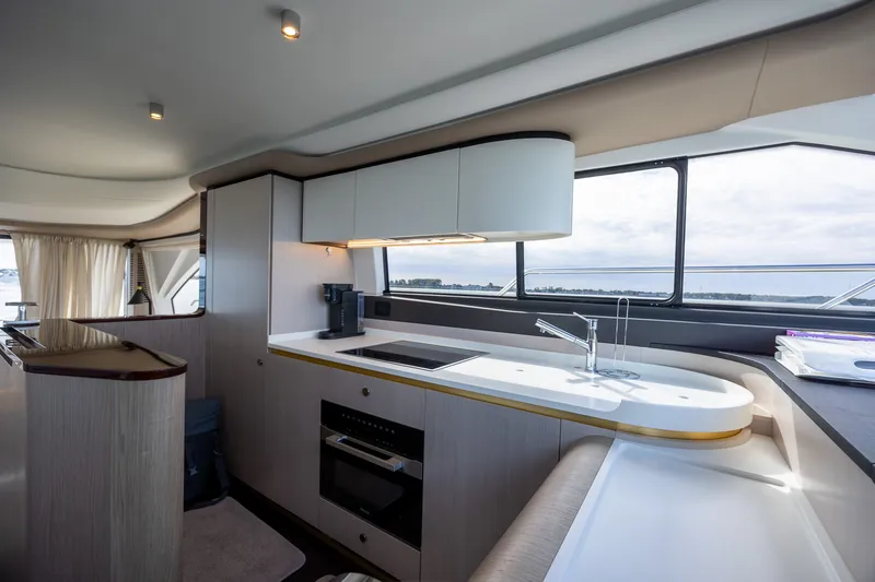 Slide: The Image of Azimut FLY 60 2023 - 46