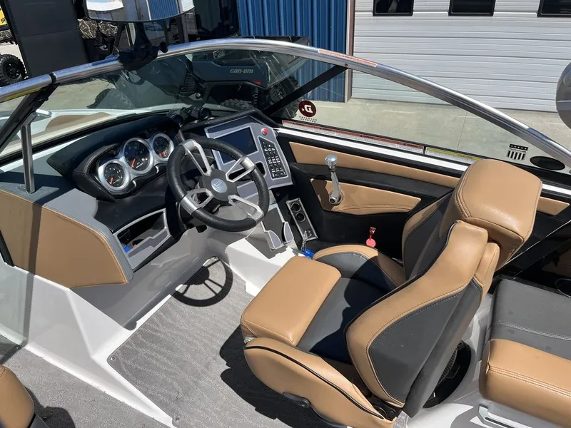 Slide: The Image of MasterCraft XT20 2019 - 10