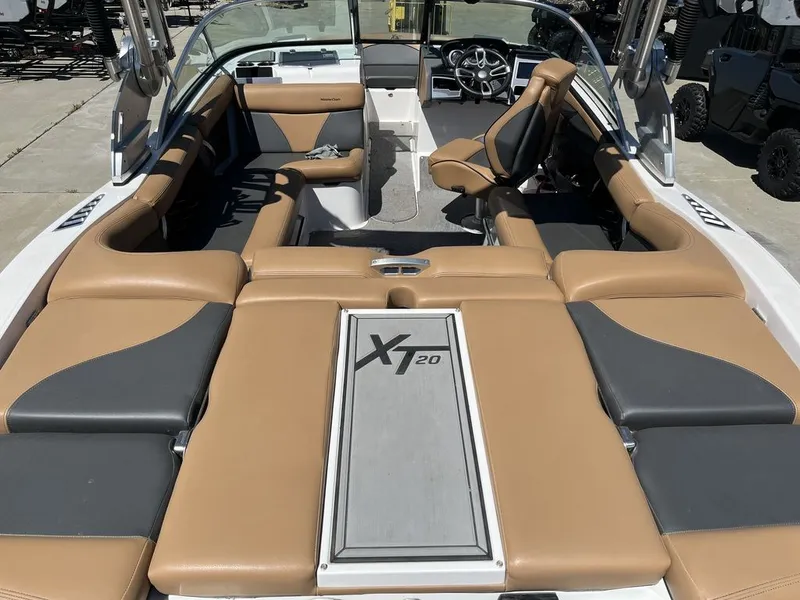 Slide: The Image of MasterCraft XT20 2019 - 9