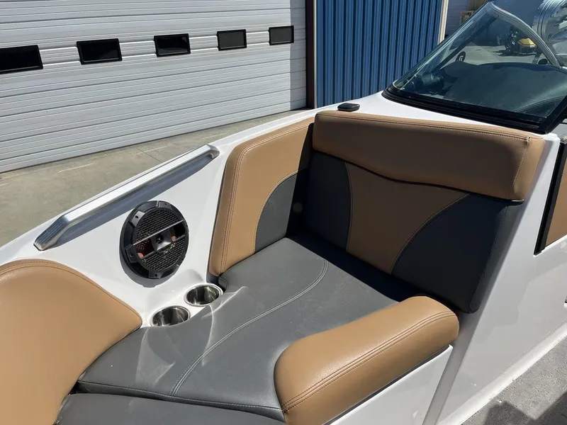 Slide: The Image of MasterCraft XT20 2019 - 17