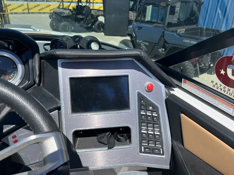 Slide: The Image of MasterCraft XT20 2019 - 13
