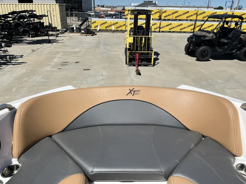 Slide: The Image of MasterCraft XT20 2019 - 16