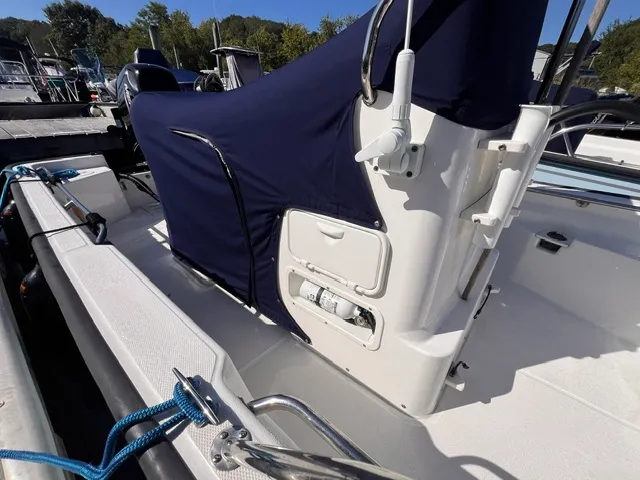 Slide: The Image of Boston Whaler 150 MONTAUK 2023 - 15