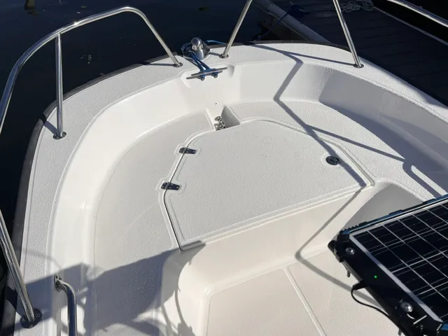 Slide: The Image of Boston Whaler 150 MONTAUK 2023 - 18