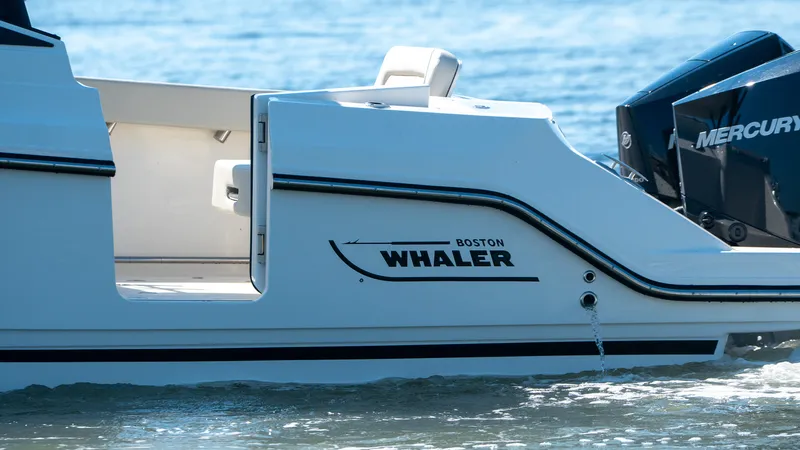 Slide: The Image of Boston Whaler 280 Vantage 2027 - 16
