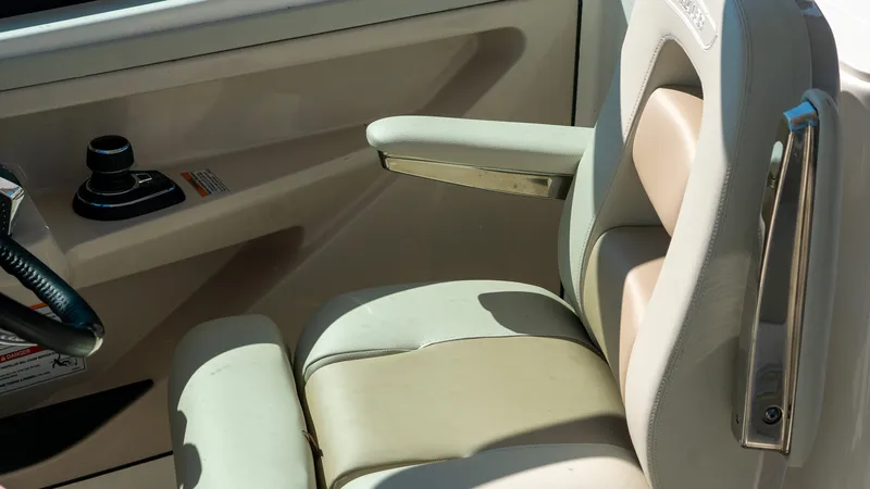 Slide: The Image of Boston Whaler 280 Vantage 2027 - 34