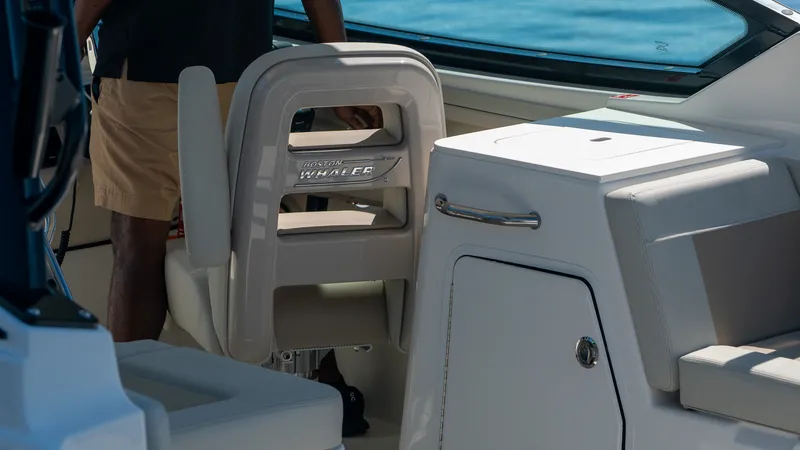 Slide: The Image of Boston Whaler 280 Vantage 2027 - 25