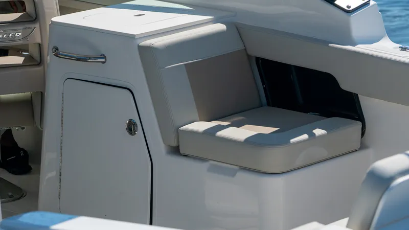 Slide: The Image of Boston Whaler 280 Vantage 2027 - 26