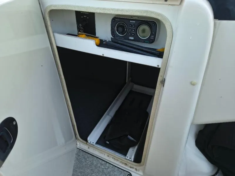 Slide: The Image of Sea Ray SunDeck 2009 - 12