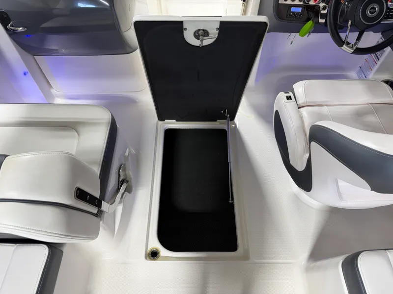 Slide: The Image of Chaparral 230 SUNCOAST 2019 - 64