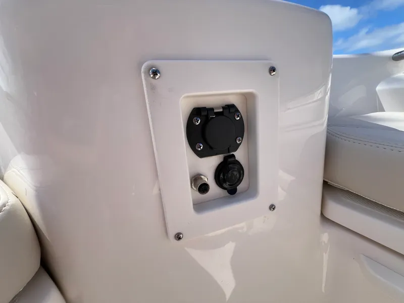Slide: The Image of Boston Whaler 280 Dauntless 2027 - 32