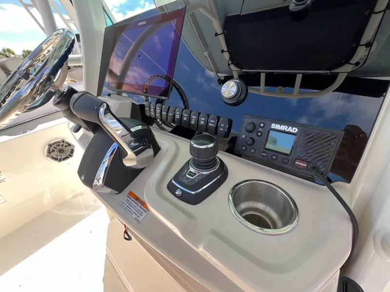 Slide: The Image of Boston Whaler 280 Dauntless 2027 - 16