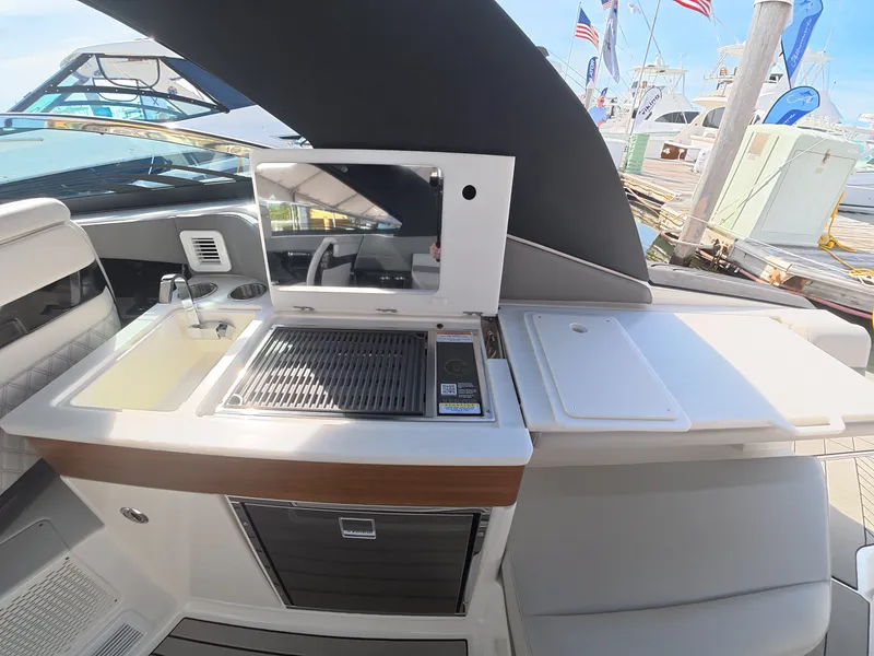 Slide: The Image of Sea Ray SLX 360 Outboard 2027 - 15