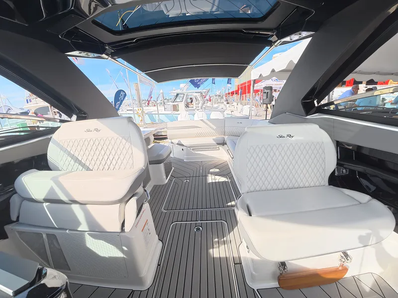 Slide: The Image of Sea Ray SLX 360 Outboard 2027 - 18