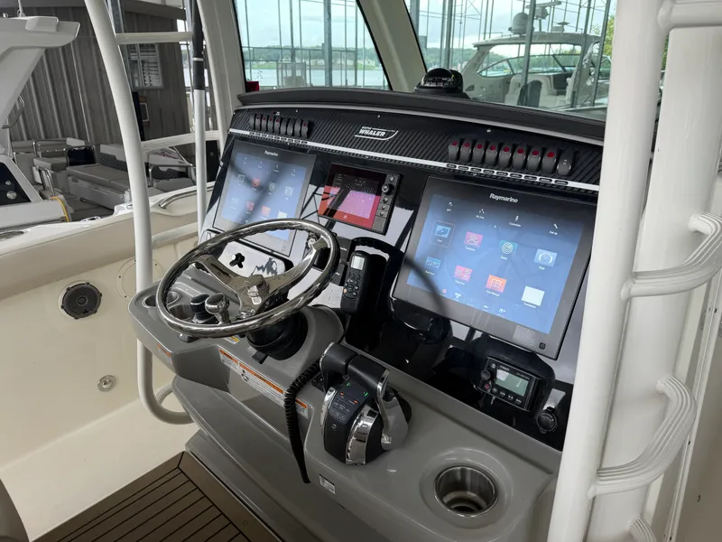 Slide: The Image of Boston Whaler 350 OUTRAGE 2017 - 5