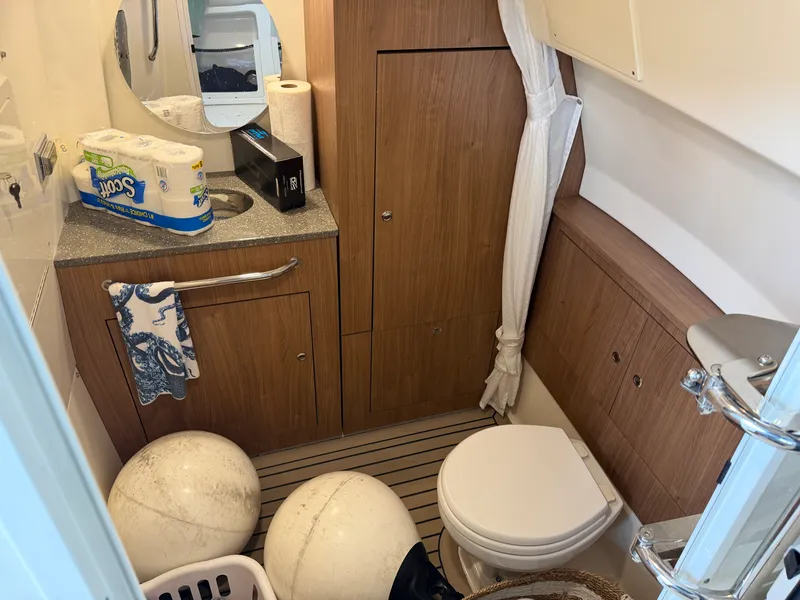 Slide: The Image of Boston Whaler 350 OUTRAGE 2017 - 19