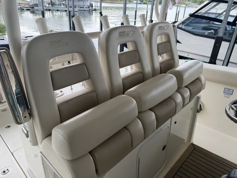 Slide: The Image of Boston Whaler 350 OUTRAGE 2017 - 12