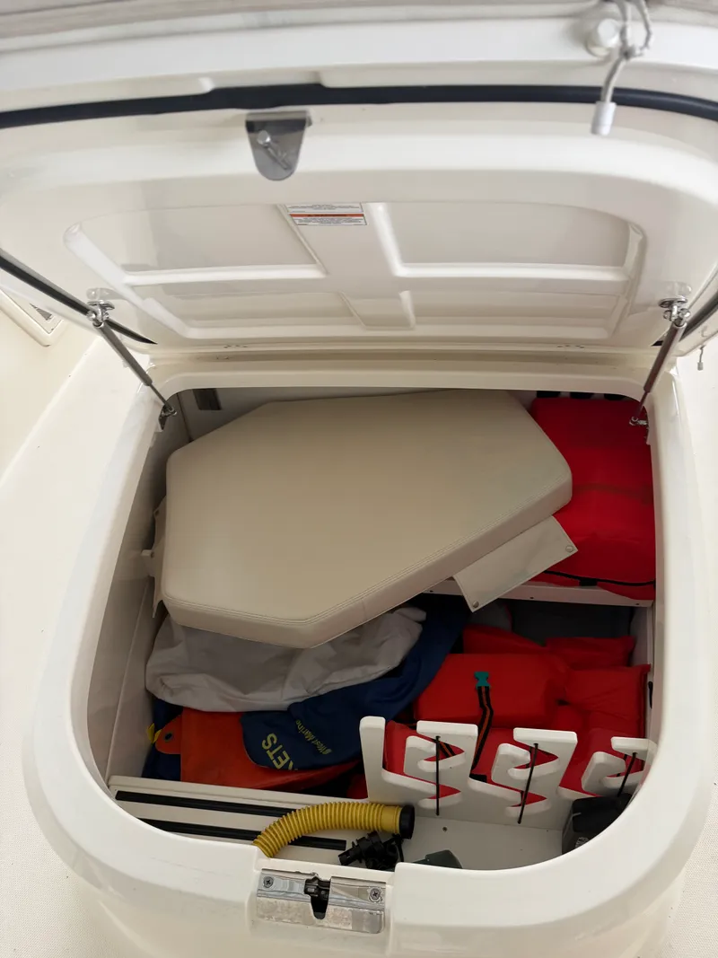 Slide: The Image of Boston Whaler 350 OUTRAGE 2017 - 21