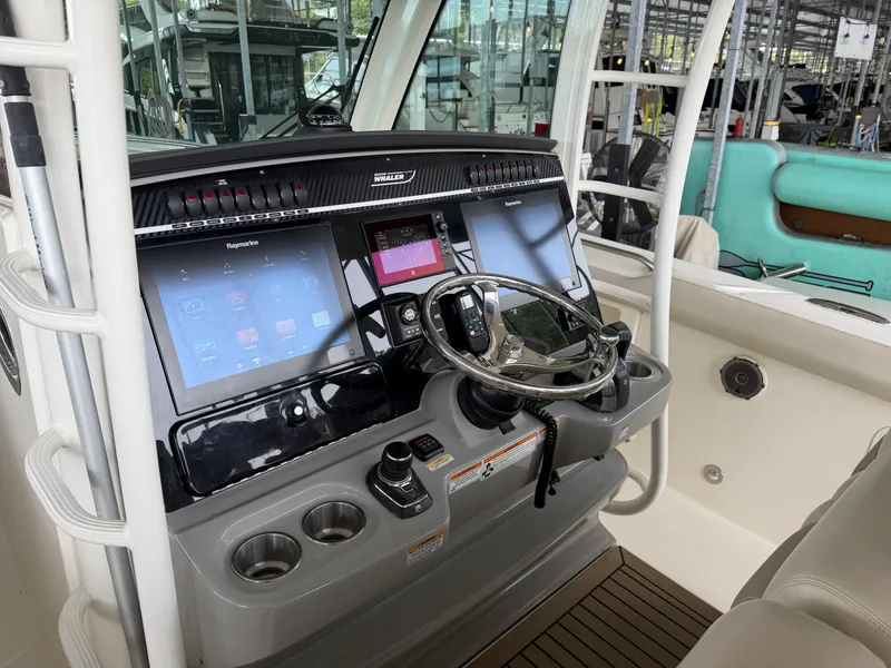 Slide: The Image of Boston Whaler 350 OUTRAGE 2017 - 6