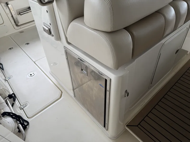 Slide: The Image of Boston Whaler 350 OUTRAGE 2017 - 20