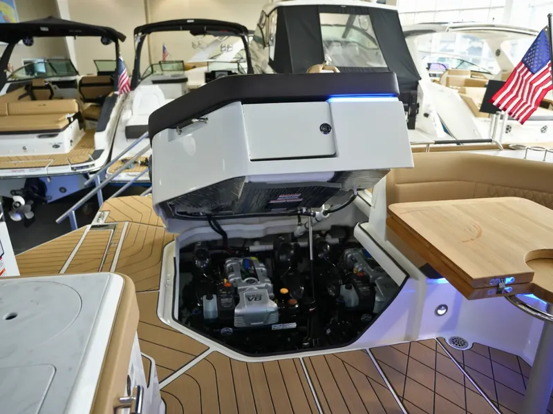 Slide: The Image of Sea Ray SLX 400 2026 - 70