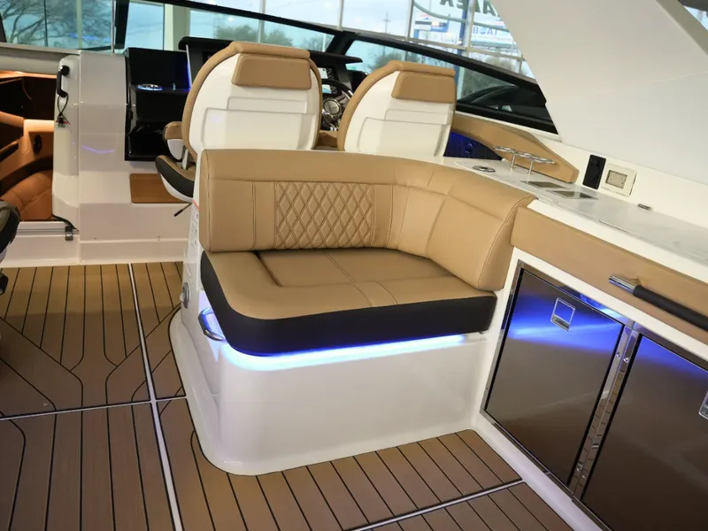Slide: The Image of Sea Ray SLX 400 2026 - 24