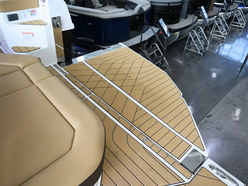 Slide: The Image of Sea Ray SLX 400 2026 - 17
