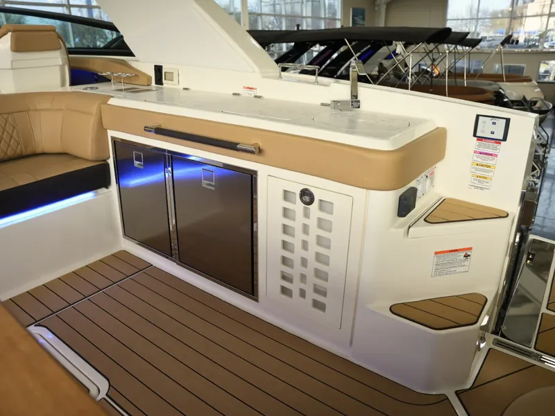 Slide: The Image of Sea Ray SLX 400 2026 - 26