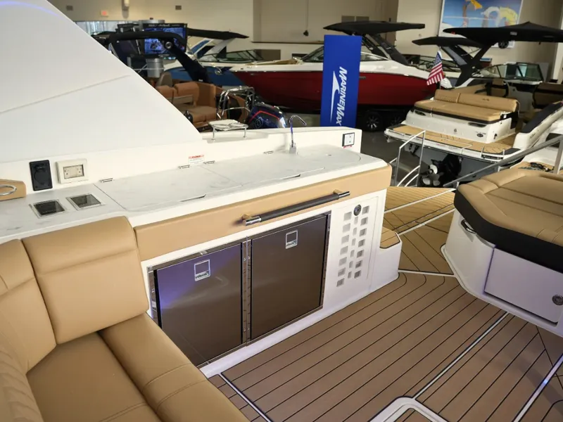 Slide: The Image of Sea Ray SLX 400 2026 - 27