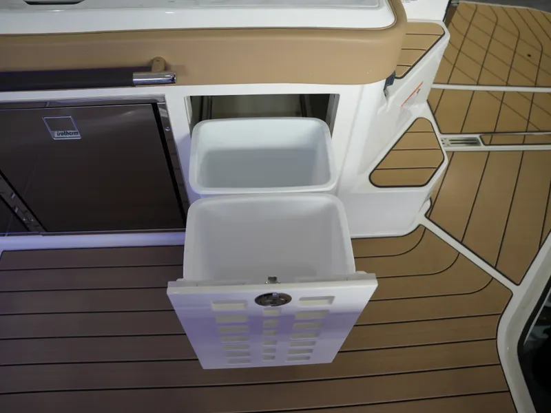 Slide: The Image of Sea Ray SLX 400 2026 - 34