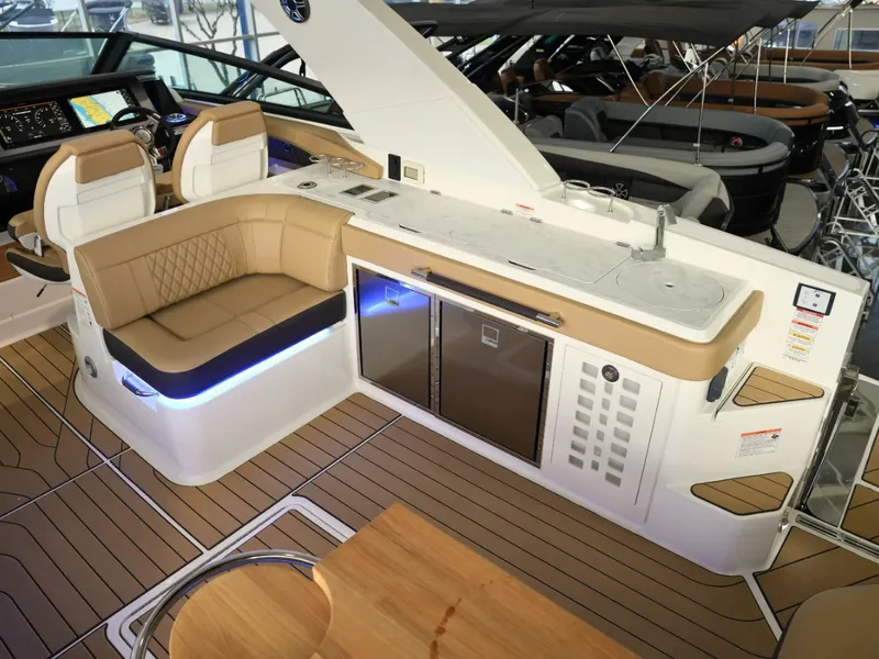 Slide: The Image of Sea Ray SLX 400 2026 - 25