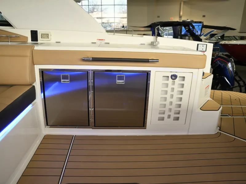 Slide: The Image of Sea Ray SLX 400 2026 - 31