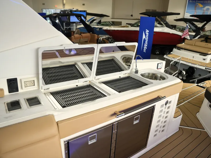 Slide: The Image of Sea Ray SLX 400 2026 - 28