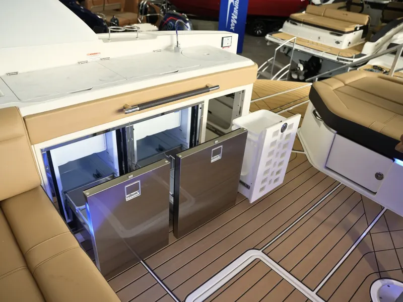 Slide: The Image of Sea Ray SLX 400 2026 - 32