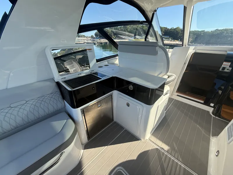 Slide: The Image of Sea Ray 370 SUNDANCER OUTBOARD 2022 - 29