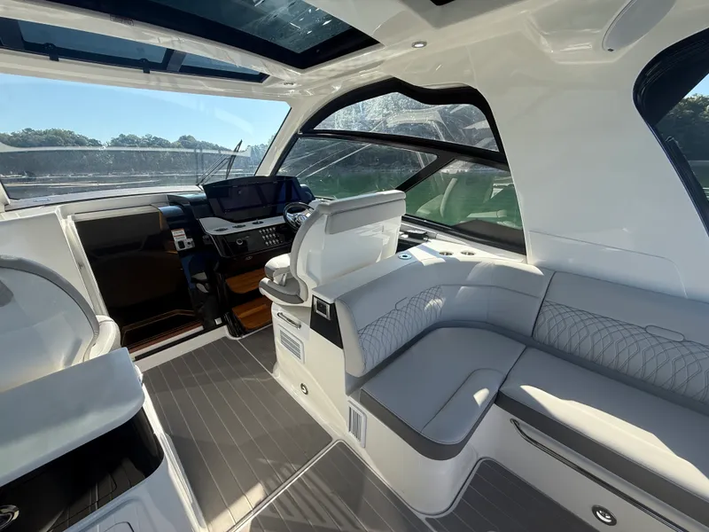 Slide: The Image of Sea Ray 370 SUNDANCER OUTBOARD 2022 - 30