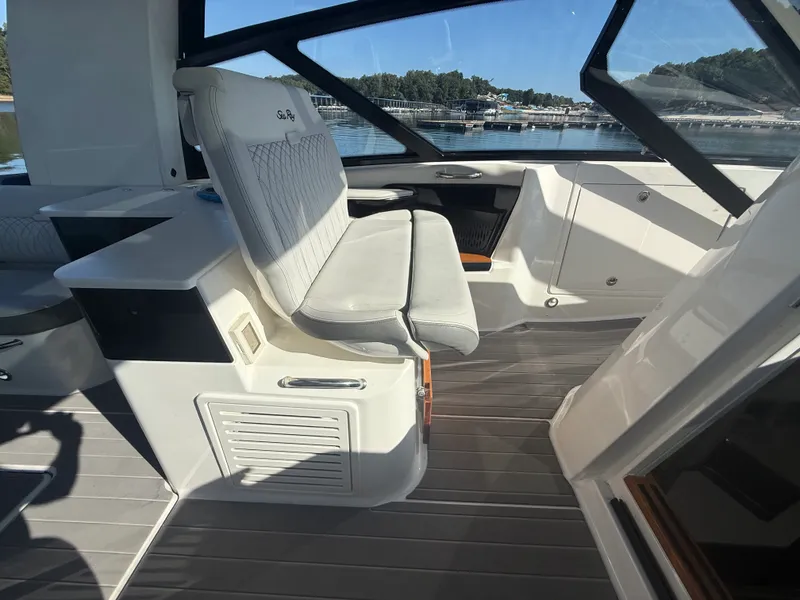 Slide: The Image of Sea Ray 370 SUNDANCER OUTBOARD 2022 - 42