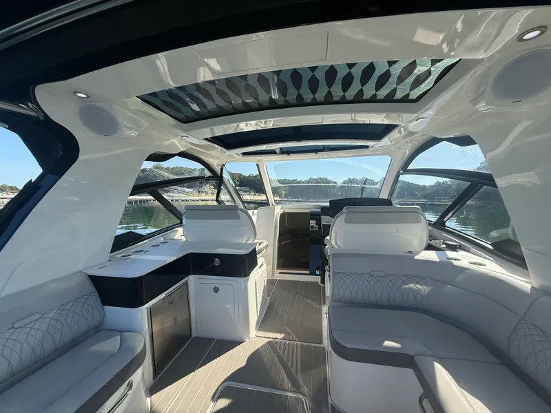 Slide: The Image of Sea Ray 370 SUNDANCER OUTBOARD 2022 - 25