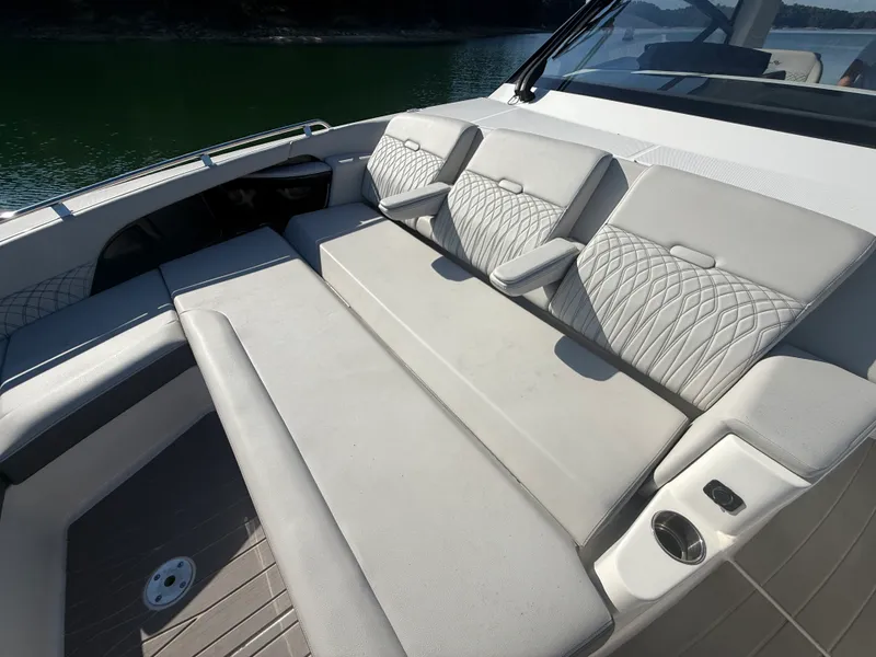 Slide: The Image of Sea Ray 370 SUNDANCER OUTBOARD 2022 - 52