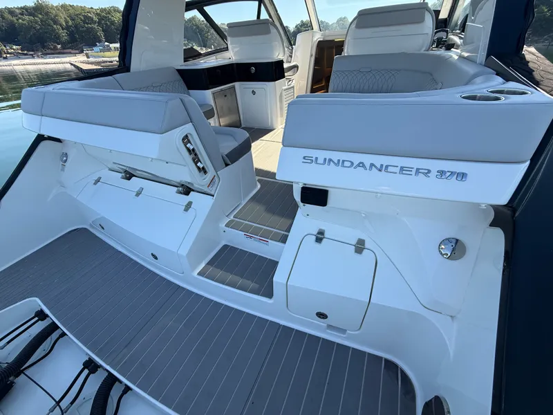 Slide: The Image of Sea Ray 370 SUNDANCER OUTBOARD 2022 - 20