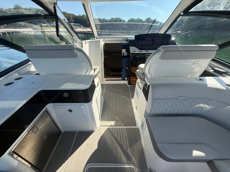 Slide: The Image of Sea Ray 370 SUNDANCER OUTBOARD 2022 - 31