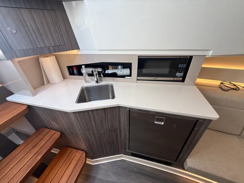 Slide: The Image of Sea Ray 370 SUNDANCER OUTBOARD 2022 - 57