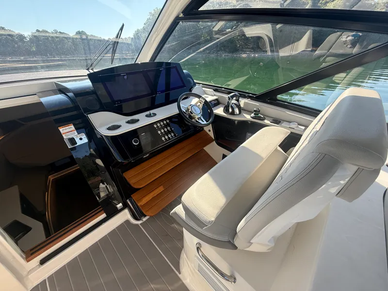 Slide: The Image of Sea Ray 370 SUNDANCER OUTBOARD 2022 - 33
