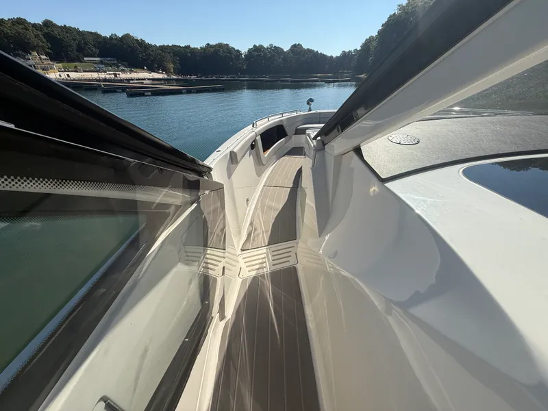 Slide: The Image of Sea Ray 370 SUNDANCER OUTBOARD 2022 - 46