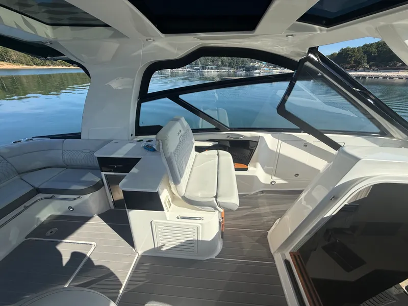 Slide: The Image of Sea Ray 370 SUNDANCER OUTBOARD 2022 - 41
