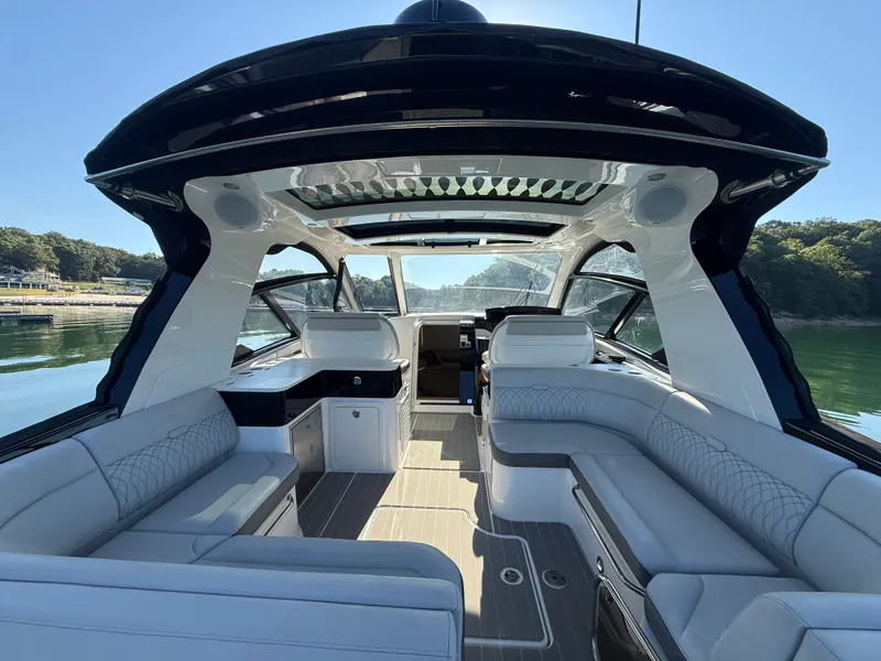 Slide: The Image of Sea Ray 370 SUNDANCER OUTBOARD 2022 - 21