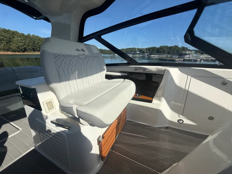 Slide: The Image of Sea Ray 370 SUNDANCER OUTBOARD 2022 - 43